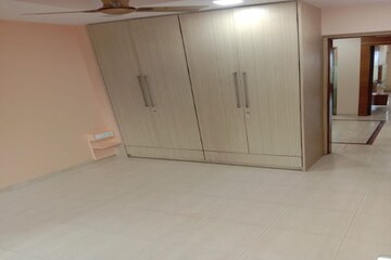 Room in 3 BHK Apartment at Lokhandwala Complex Andheri – for Rent