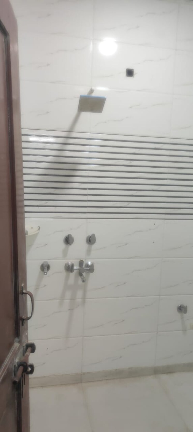 Bathroom, rohini sector 24 3 Bedroom 90 Sq.Mt. Builder Floor In Rohini Sector 24 Delhi 8045257
