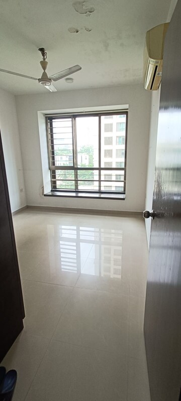 Room in 2.5 BHK Apartment at Oberoi Realty Woods, Goregaon East – for Rent