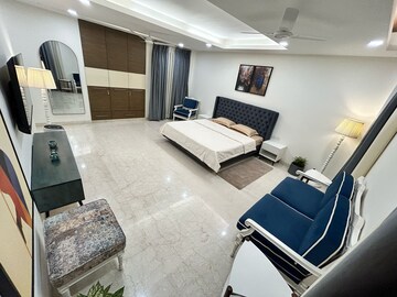 Room in 3 BHK Apartment at Defence Colony – for Rent