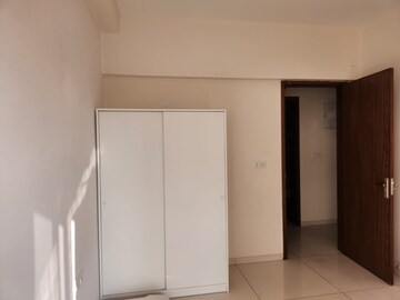 Room in 1.5 BHK Apartment at Amanora Future Towers, Hadapsar – for Sale