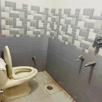 Bathroom in 1 BHK Builder Floor at S S Southend, Sector 49 – for Rent