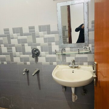 Bathroom in 1 BHK Builder Floor at S S Southend, Sector 49 – for Rent
