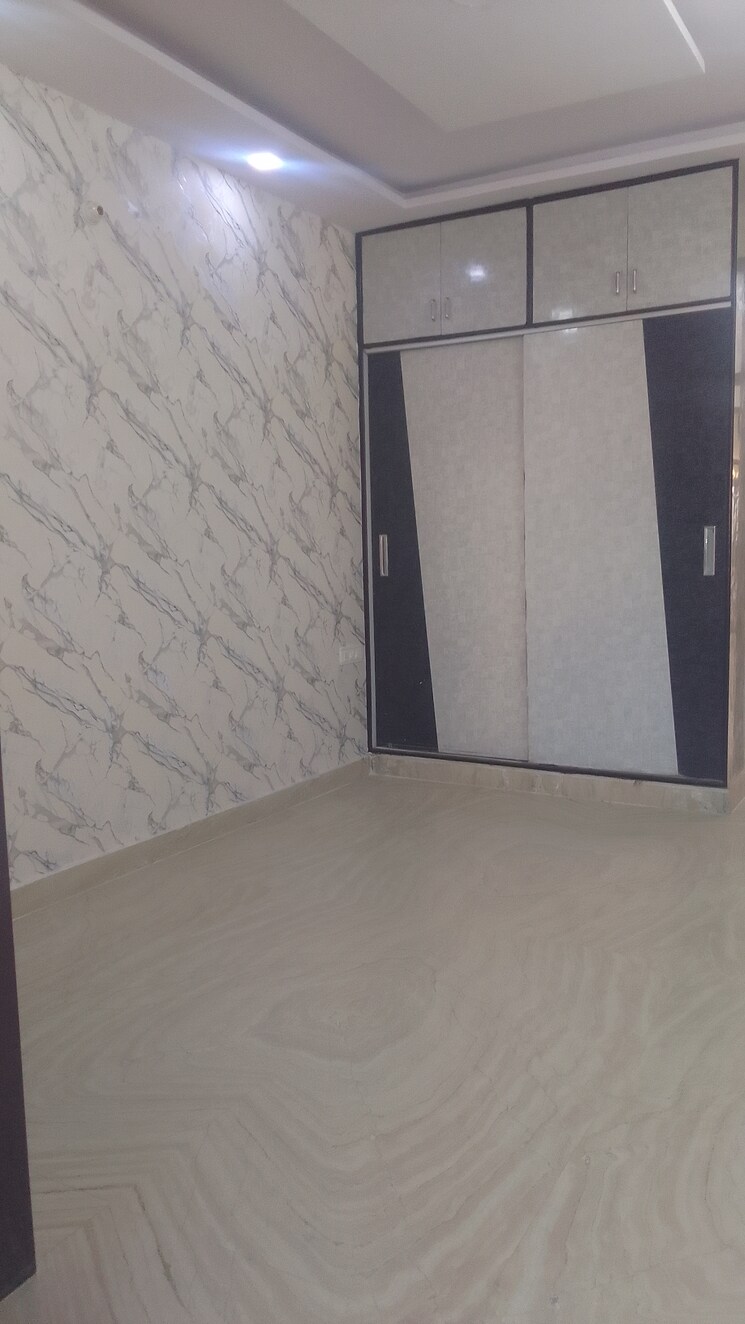 Room, rohini sector 21 3 Bedroom 90 Sq.Mt. Builder Floor In Rohini Sector 21 Delhi 8045431