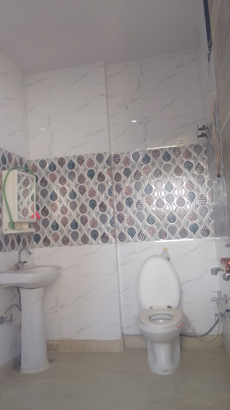 Bathroom, rohini sector 21 3 Bedroom 90 Sq.Mt. Builder Floor In Rohini Sector 21 Delhi 8045431