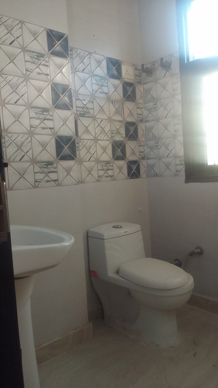 Bathroom, rohini sector 21 3 Bedroom 90 Sq.Mt. Builder Floor In Rohini Sector 21 Delhi 8045431