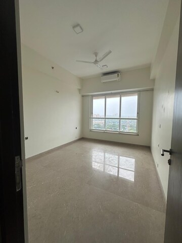 Room in 3 BHK Apartment at Kalpataru Radiance, Goregaon West – for Rent