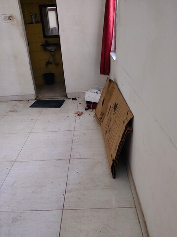 Room in 2 BHK Apartment at Oshiwara Mhada, Andheri West – for Rent
