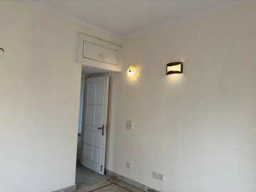 Room in 3.5 BHK Builder Floor at Uppal Southend, Sector 49 – for Rent
