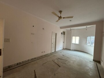 Building Lobby in 3.5 BHK Builder Floor at Uppal Southend, Sector 49 – for Rent