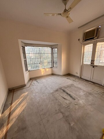 Room in 3.5 BHK Builder Floor at Uppal Southend, Sector 49 – for Rent