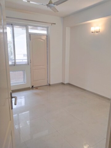 Room in 3.5 BHK Apartment at Bestech Park View Residency, Sector 3 – for Rent