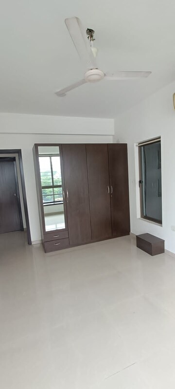 2.5 BHK Apartment For Rent in Oberoi Realty Woods, Goregaon East