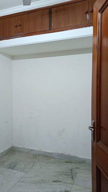 Room in 3 BHK Apartment at Vasant Kunj – for Rent