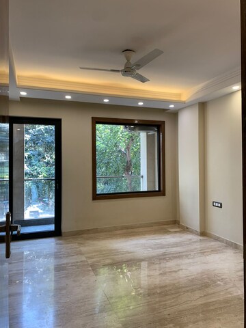 Room in 3 BHK Builder Floor at DLF Atria, Dlf Phase ii – for Rent