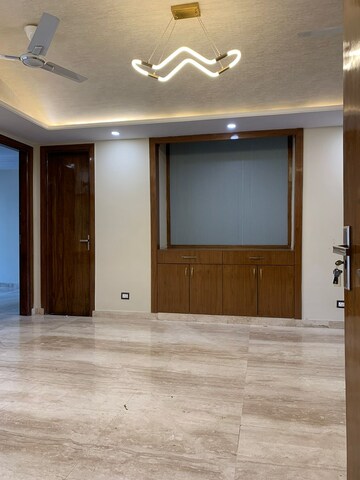 Room in 3 BHK Builder Floor at DLF Atria, Dlf Phase ii – for Rent