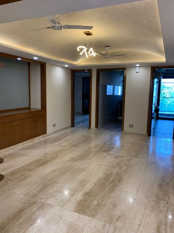 Room in 3 BHK Builder Floor at DLF Atria, Dlf Phase ii – for Rent