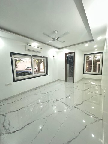 Room in 4 BHK Apartment at Vasant Kunj – for Rent