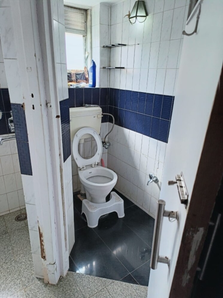 Bathroom, juhu-abhishek-chs-ltd 3 Bedroom 1050 Sq.Ft. Apartment In Andheri West Mumbai 8046066