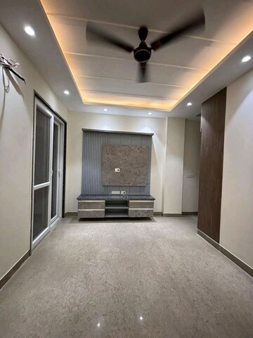 Room in 3 BHK Apartment at Sector 1 Greater Noida – for Sale
