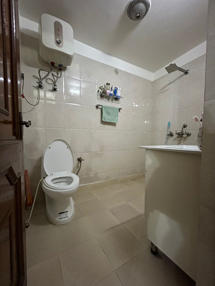 Bathroom, rajendra nagar sector 5 3.5 Bedroom 1890 Sq.Ft. Builder Floor In Rajendra Nagar Sector 5 Ghaziabad 8046225