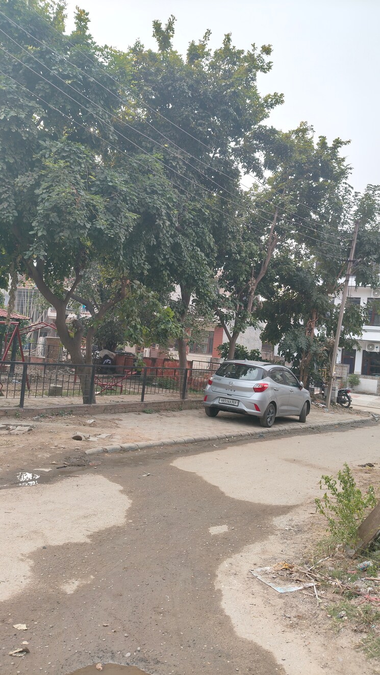  Parking, sector 26 3.5 Bedroom 62 Sq.Yd. Villa In Sector 26 Panchkula 8046363