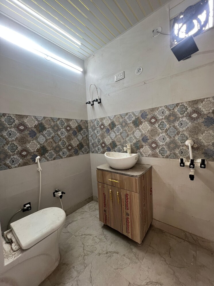 Bathroom, rajendra nagar sector 5 4 Bedroom 1900 Sq.Ft. Builder Floor In Rajendra Nagar Sector 5 Ghaziabad 8046410
