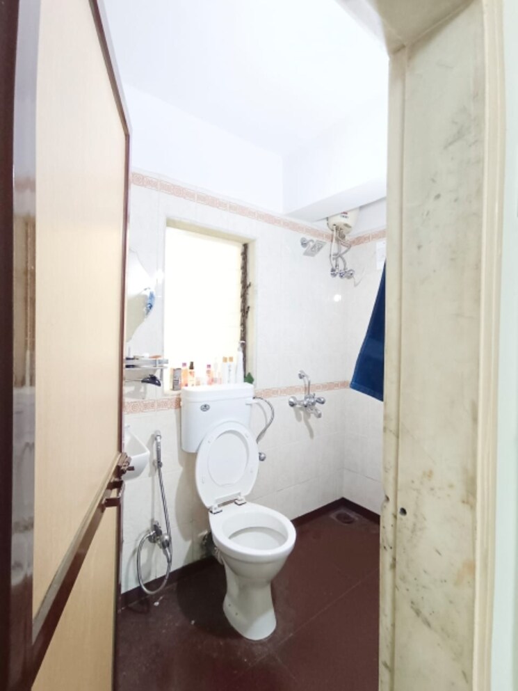 Bathroom, satchit-anand 3 Bedroom 1100 Sq.Ft. Apartment In Khar West Mumbai 8046480