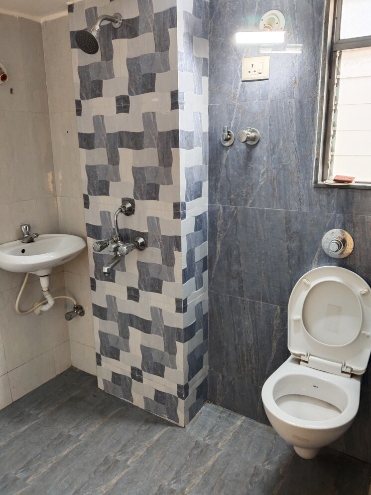 Bathroom, shree-sai-pearl-apartment 3 Bedroom 1100 Sq.Ft. Apartment In Goregaon West Mumbai 8046515