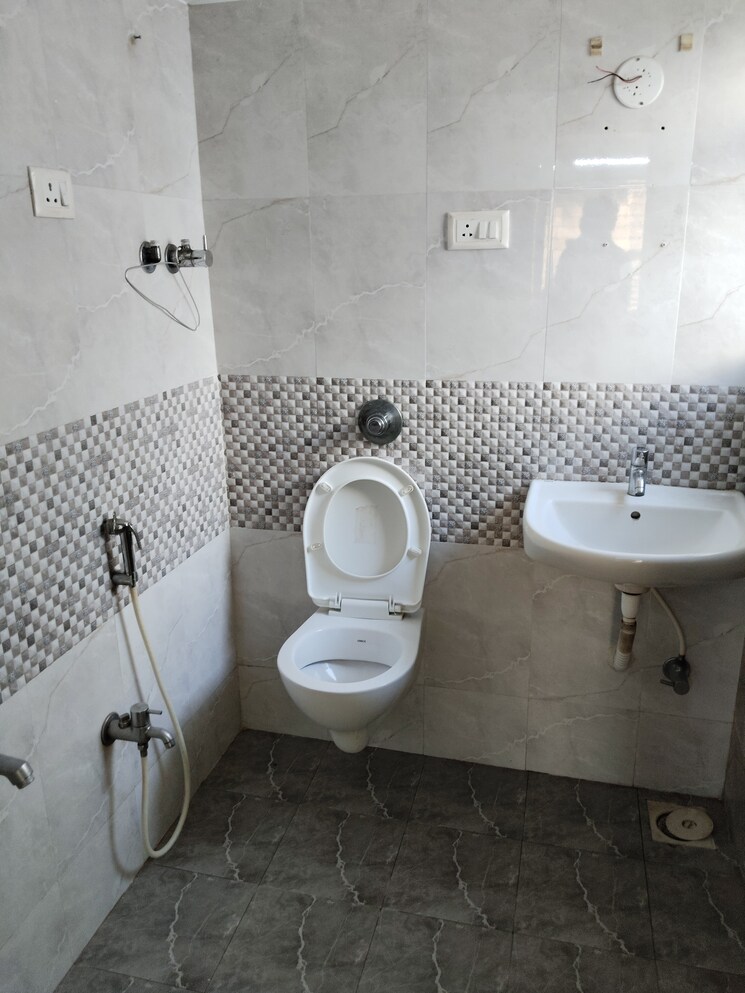 Bathroom, shree-sai-pearl-apartment 3 Bedroom 1100 Sq.Ft. Apartment In Goregaon West Mumbai 8046515
