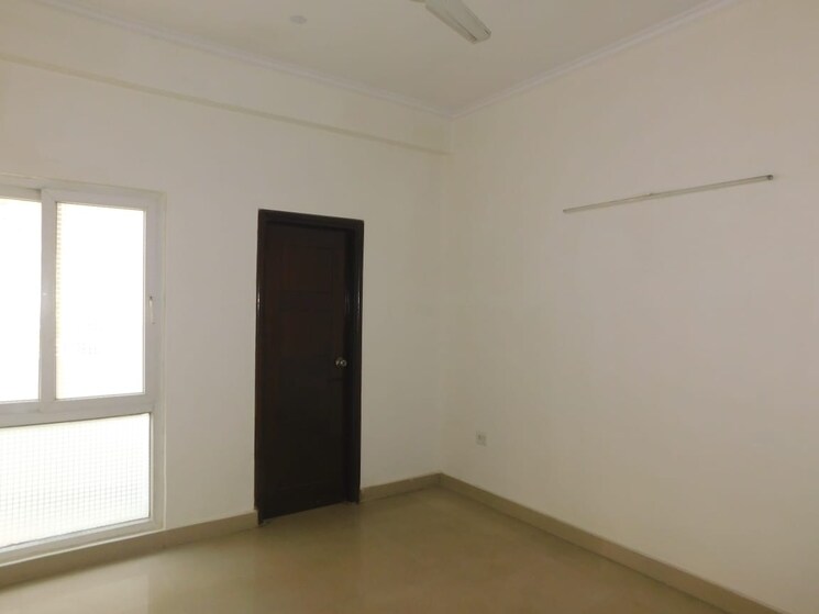 Room, sector 27 5 Bedroom 250 Sq.Mt. Independent House In Sector 27 Noida 8046510