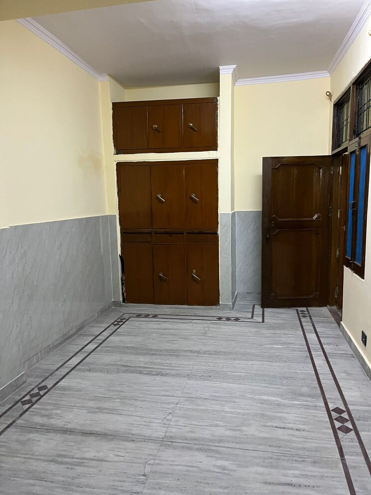 Room, sector 27 5 Bedroom 250 Sq.Mt. Independent House In Sector 27 Noida 8046510