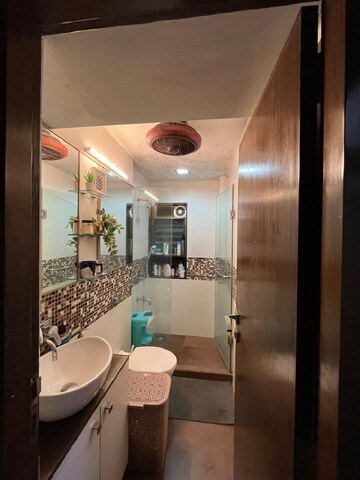 Team Area in 1.5 BHK Apartment at Bandra West – for Rent