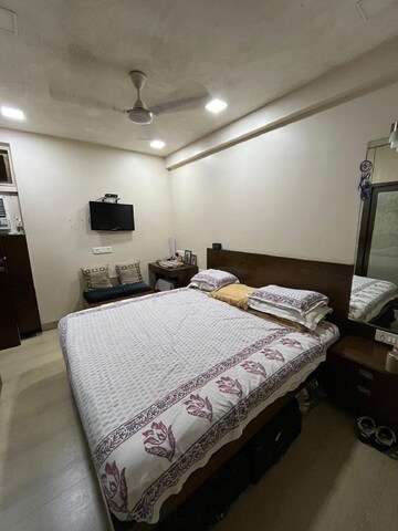 Bedroom in 1.5 BHK Apartment at Bandra West – for Rent