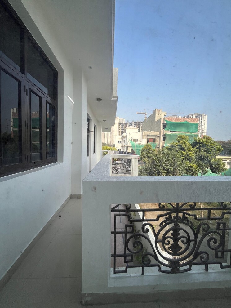 Balcony, sector 47 6+ Bedroom 112 Sq.Mt. Independent House In Sector 47 Noida 8046560