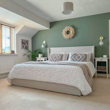 Bedroom in 2.5 BHK Builder Floor at Krishna Nagar – for Rent
