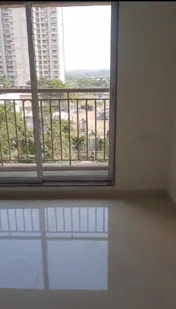 Room in 1.5 BHK Apartment at Metropolis Aquaris Phase 1, Kasarvadavali – for Sale