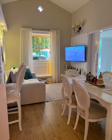 Master Bedroom in 2.5 BHK Builder Floor at Krishna Nagar – for Rent