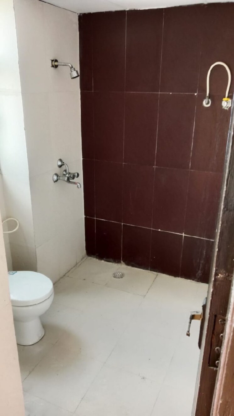 Bathroom, saviour-greenisle 3.5 Bedroom 1800 Sq.Ft. Apartment In Sain Vihar Ghaziabad 8046852