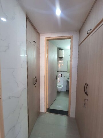 Building Lobby in 3 BHK Builder Floor at DLF City Phase V, Dlf Phase V – for Rent