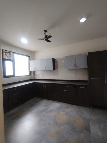 Building Lobby in 3 BHK Builder Floor at Ansal Sushant Lok I, Sector 43 – for Rent