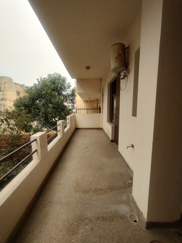 Furnished Amenities in 3 BHK Builder Floor at Ansal Sushant Lok I, Sector 43 – for Rent