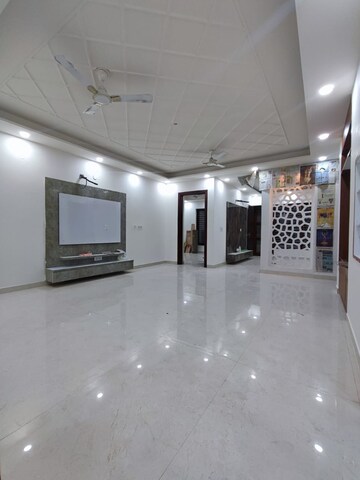 Room in 3 BHK Builder Floor at Sainik Colony – for Sale