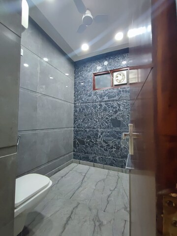 Furnished Amenities in 3 BHK Builder Floor at Sainik Colony – for Sale