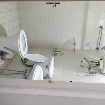 Bathroom in 3 BHK Apartment at DLF Exclusive Floors, Sector 53 – for Sale