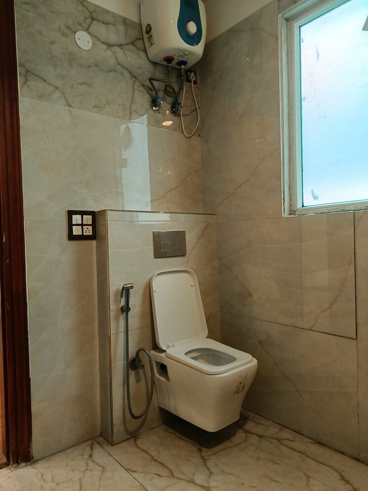 Bathroom, unitech-south-city-ii 3 Bedroom 1800 Sq.Ft. Builder Floor In Sector 50 Gurgaon 8047075