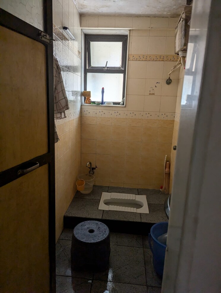 Bathroom, lok-upvan-apartment-phase-2 2 Bedroom 750 Sq.Ft. Apartment In Vasant Vihar Thane 8047311