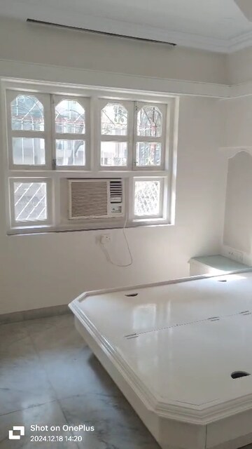 Room in 2 BHK Apartment at Nahars Everest, Versova – for Rent