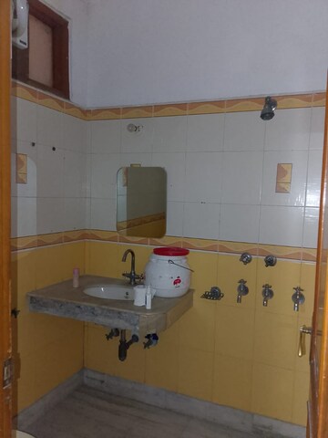 Master Bedroom in 2 BHK Builder Floor at Pitampura – for Rent