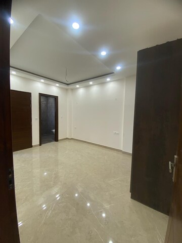 Room in 3 BHK Builder Floor at Sector 21d – for Sale